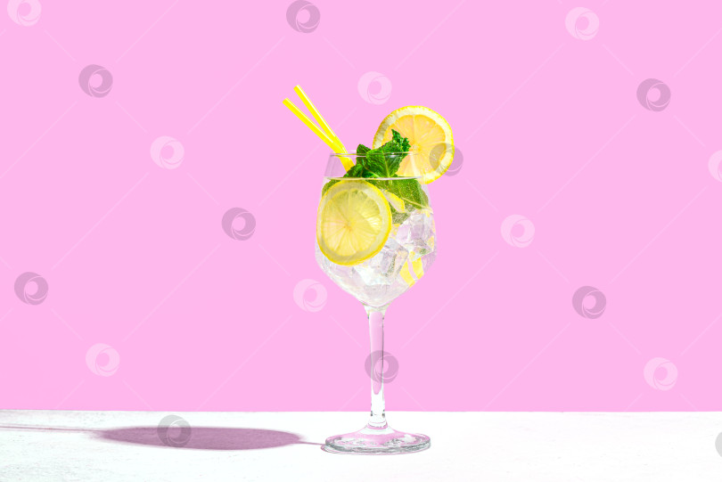 Скачать Модный коктейльный напиток Hugo Spritz с лимоном, листьями мяты и льдом фотосток Ozero