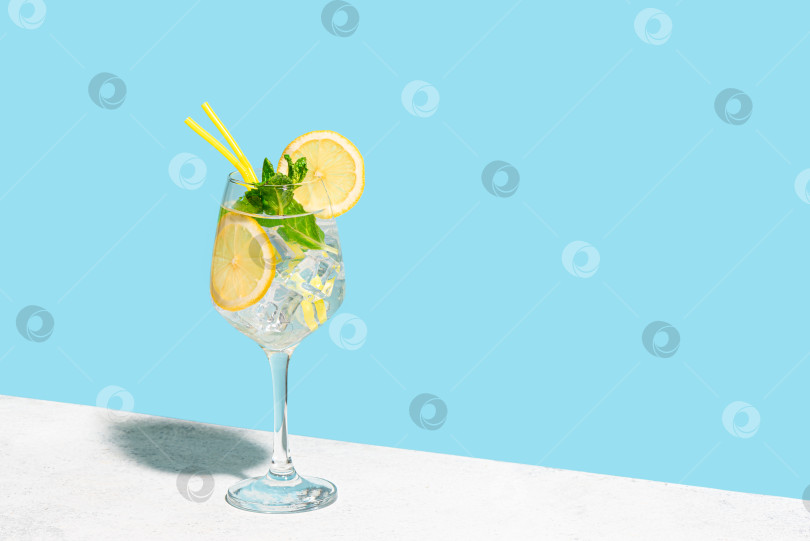 Скачать Коктейльный напиток Hugo Spritz. Лимончелло-спритцер. фотосток Ozero