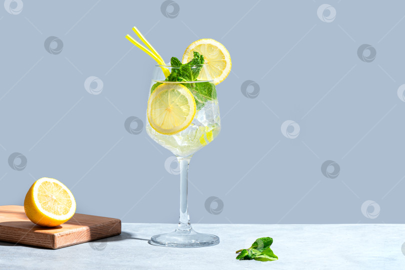 Скачать Коктейльный напиток Hugo Spritz. Лимончелло-спритцер. фотосток Ozero