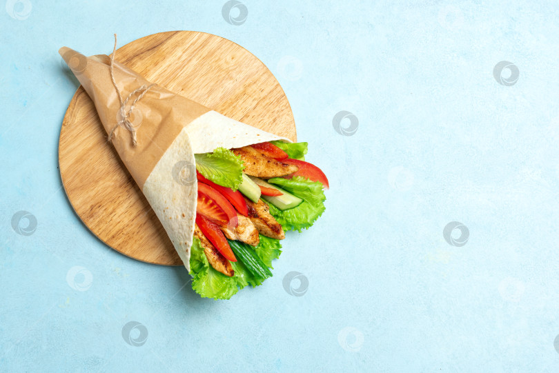 Скачать Рулет из курицы-гриль со свежими овощами. Рулет из фахиты. фотосток Ozero