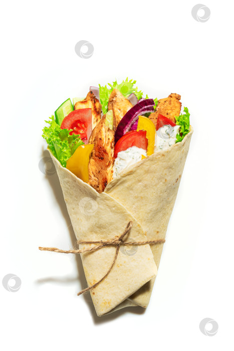 Скачать Греческое куриное гироскопическое обертывание с овощами фотосток Ozero