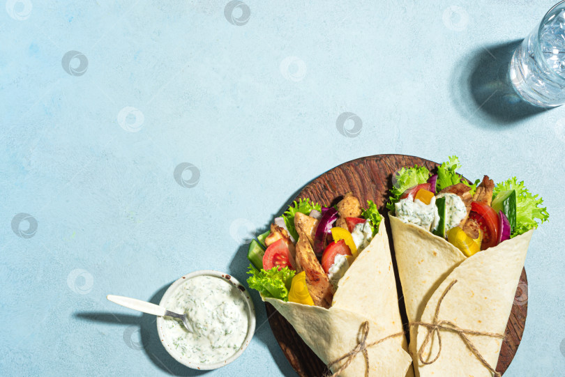Скачать Сувлаки из курицы по-гречески с овощами фотосток Ozero