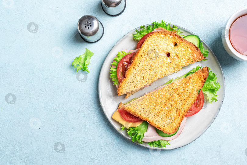Скачать Полезный бутерброд с ветчиной, сыром и овощами фотосток Ozero