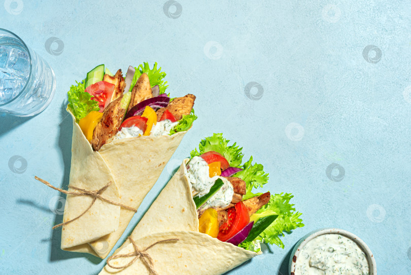 Скачать Рулет из куриных гироскопов по-гречески с овощами и соусом цацики фотосток Ozero