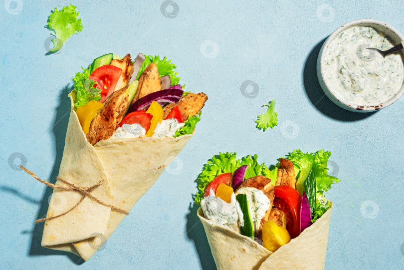 Скачать Гироскопические обертывания с курицей по-гречески на синем фоне фотосток Ozero