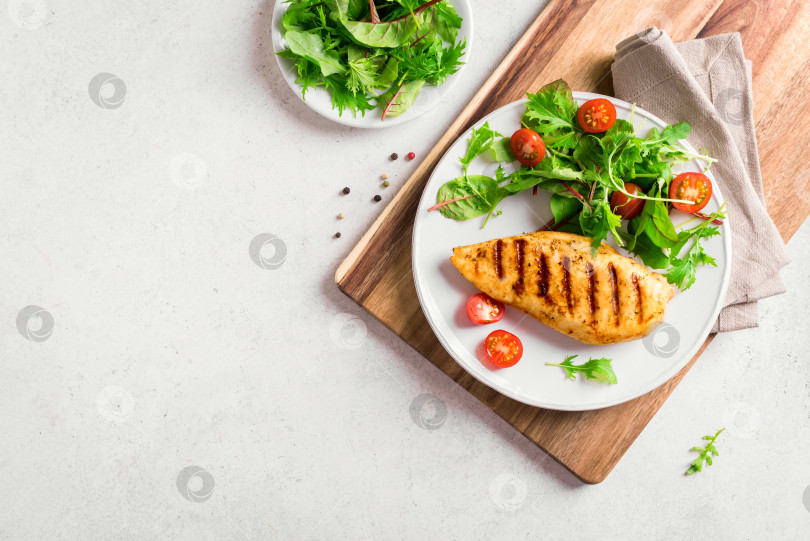 Скачать Полезный обед с курицей-гриль и салатом фотосток Ozero