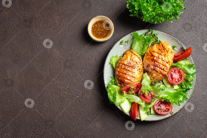Скачать Полезный обед с курицей-гриль и овощами фотосток Ozero