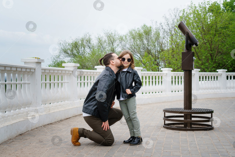 Скачать Папа и дочь гуляют по городу фотосток Ozero