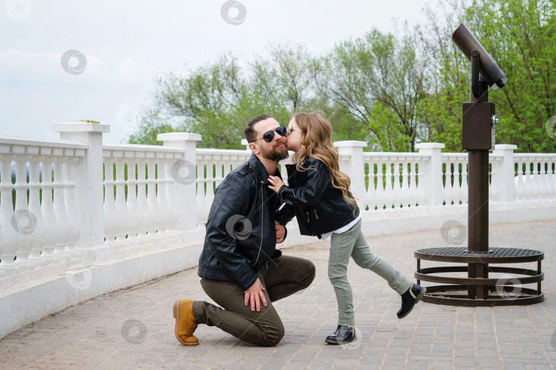 Скачать Папа и дочь гуляют по городу фотосток Ozero