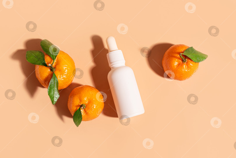 Скачать Бутылка белой сыворотки и оранжевый цитрусовый фрукт фотосток Ozero