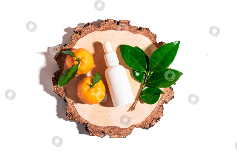 Скачать Флакон сыворотки с зелеными листьями и цитрусовыми фруктами фотосток Ozero