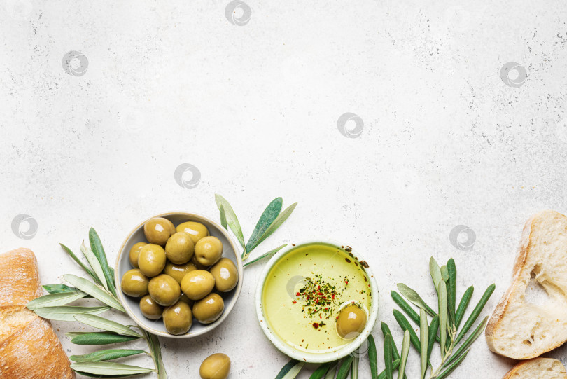Скачать Оливковое масло с оливками и хлебом фотосток Ozero