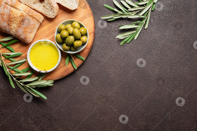 Скачать Оливковое масло с оливками и хлебом фотосток Ozero