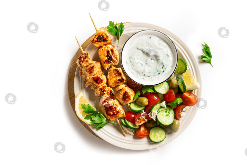 Скачать Шашлык из курицы-гриль с овощным салатом фотосток Ozero