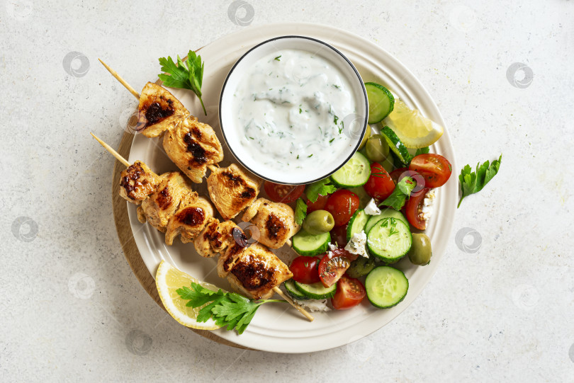 Скачать Шашлык из курицы-гриль с овощным салатом фотосток Ozero