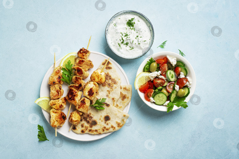 Скачать Сувлаки-кебабы из курицы с лепешками и греческим салатом фотосток Ozero