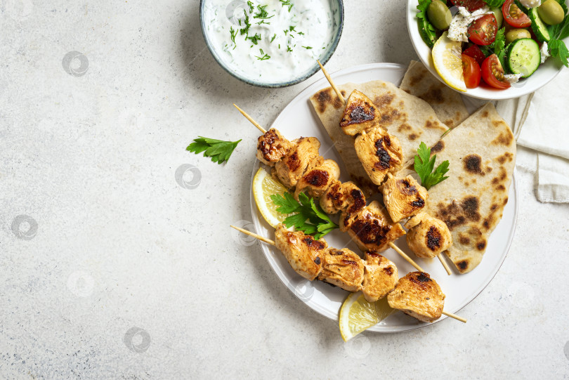 Скачать Сувлаки-кебабы из курицы с лепешками и греческим салатом фотосток Ozero