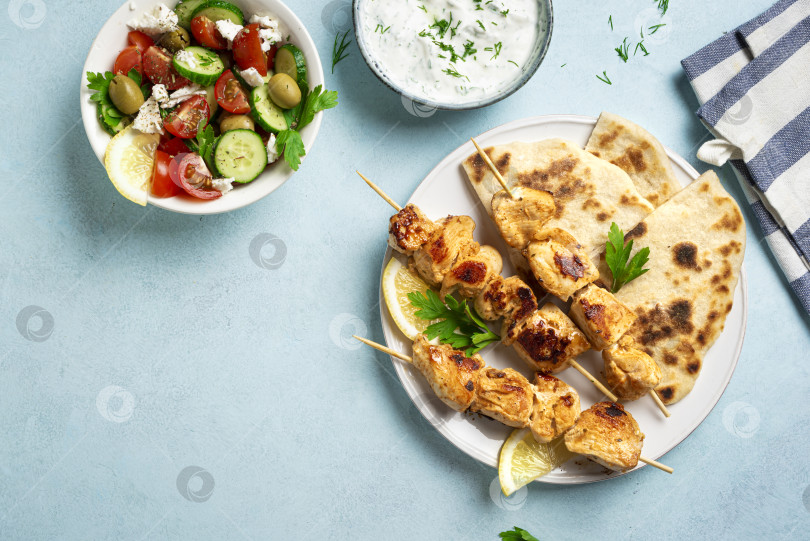 Скачать Сувлаки-кебабы с курицей и греческим салатом фотосток Ozero