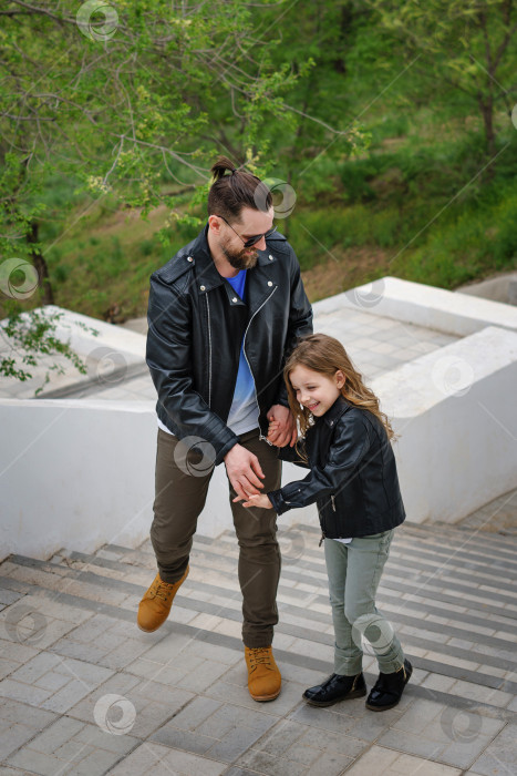 Скачать Папа и дочь гуляют по городу фотосток Ozero