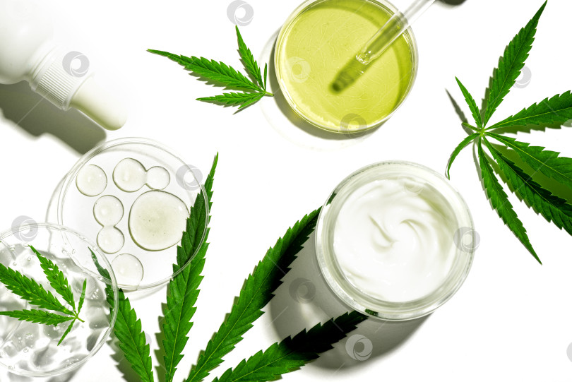 Скачать Масло CBD в капельницах и косметических средствах фотосток Ozero