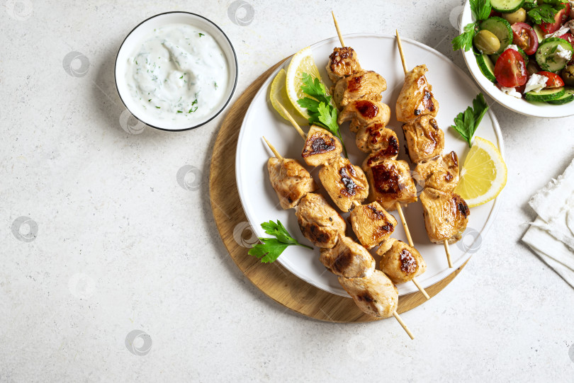 Скачать Куриный шашлык и овощной салат, кето-блюдо фотосток Ozero