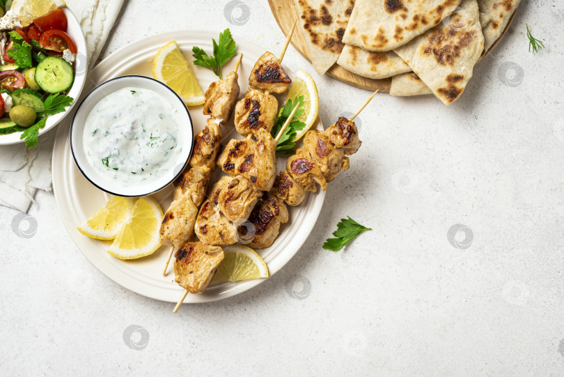 Скачать Куриные шашлыки с греческим соусом цацики фотосток Ozero