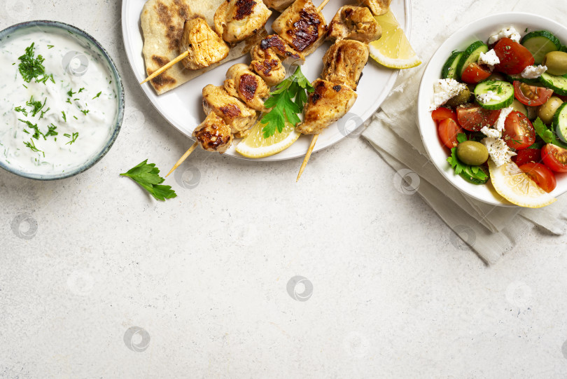 Скачать Куриные шашлыки с лепешками и греческим салатом, греческая кухня фотосток Ozero