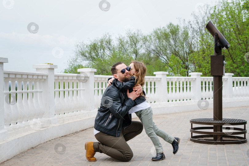 Скачать Папа и дочь гуляют по городу фотосток Ozero