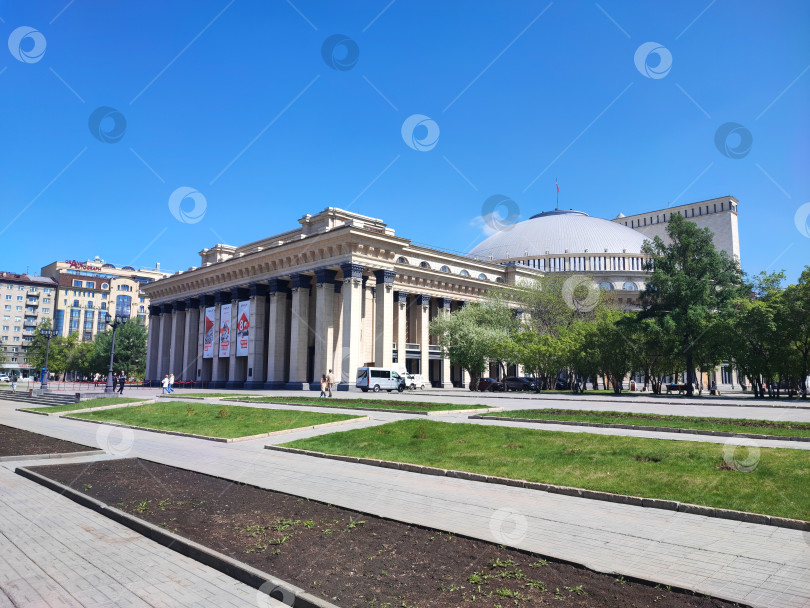 Скачать НОВАТ, Театр оперы и балета, весна, день, Новосибирск. Россия. фотосток Ozero