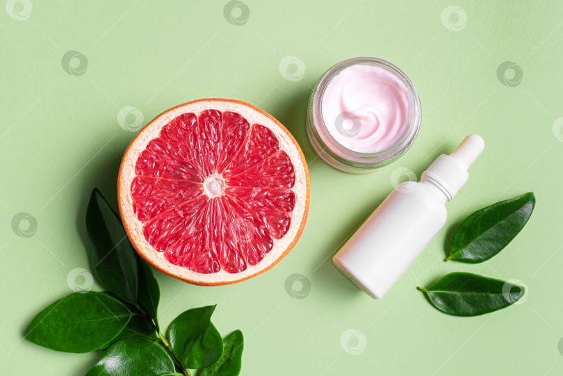 Скачать Косметические средства и цитрусовые грейпфруты фотосток Ozero