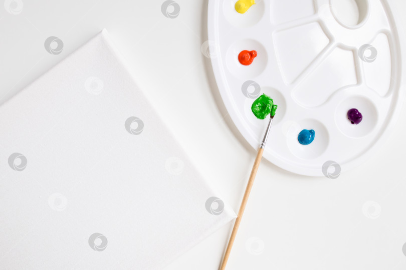 Скачать Красочная палитра красок с кистью и чистым холстом готова к творчеству фотосток Ozero