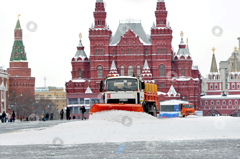 Скачать Москва. Россия. Уборка Красной площади от снега фотосток Ozero