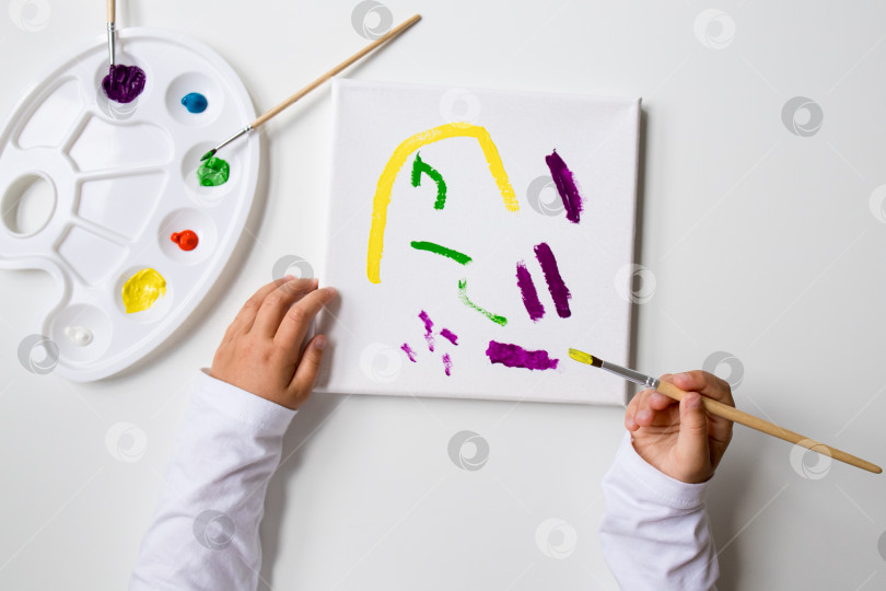 Скачать Детская живопись абстрактным искусством на холсте с помощью цветовой палитры и кистей фотосток Ozero
