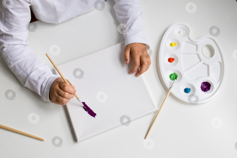Скачать Детская живопись на холсте красочной палитрой и кистью фотосток Ozero