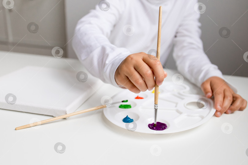 Скачать Детское рисование кистью и палитрой на домашней художественной станции фотосток Ozero
