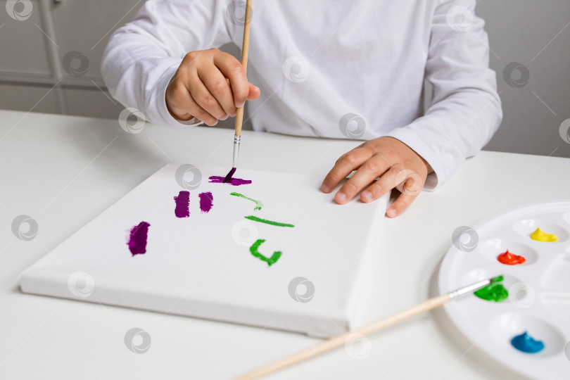 Скачать Детская картина на холсте. Творческая сессия с использованием кистей и красок фотосток Ozero
