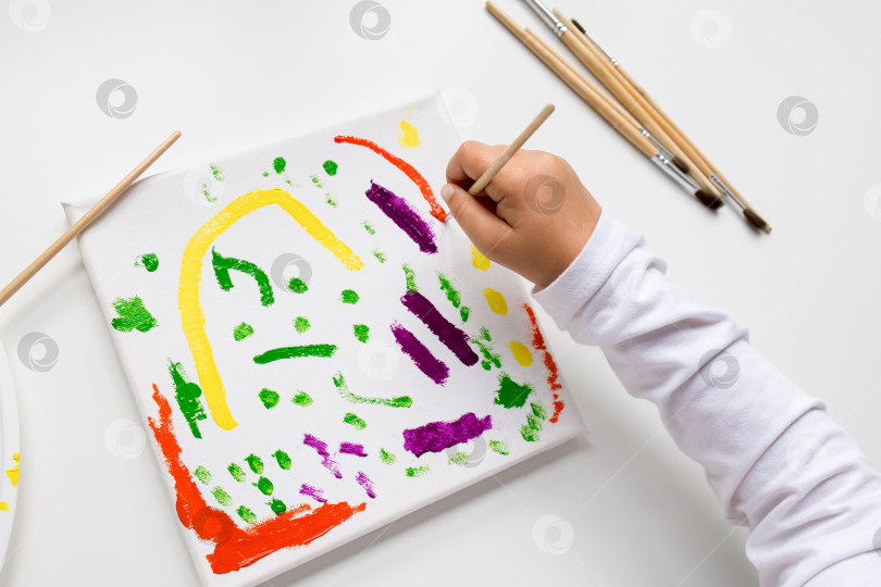 Скачать Детская красочная абстрактная живопись на холсте кистями фотосток Ozero