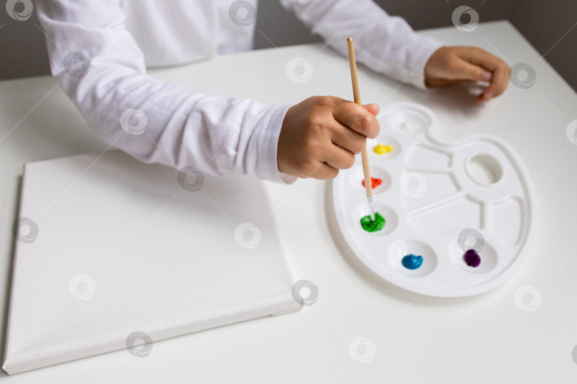 Скачать Подготовка ребенка к рисованию с помощью цветовой палитры и холста фотосток Ozero