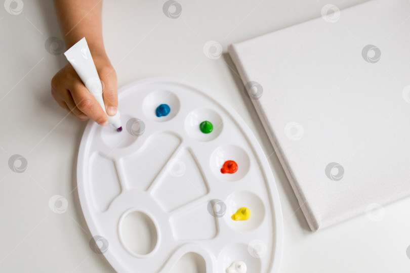 Скачать Детская ручная роспись с помощью красочной палитры и холста фотосток Ozero