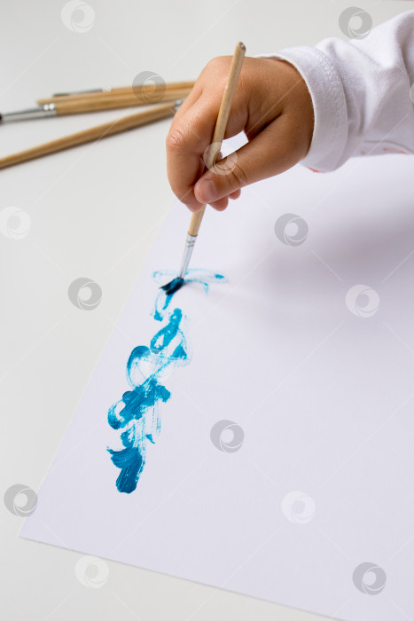 Скачать Детское рисование на белой бумаге синими мазками фотосток Ozero