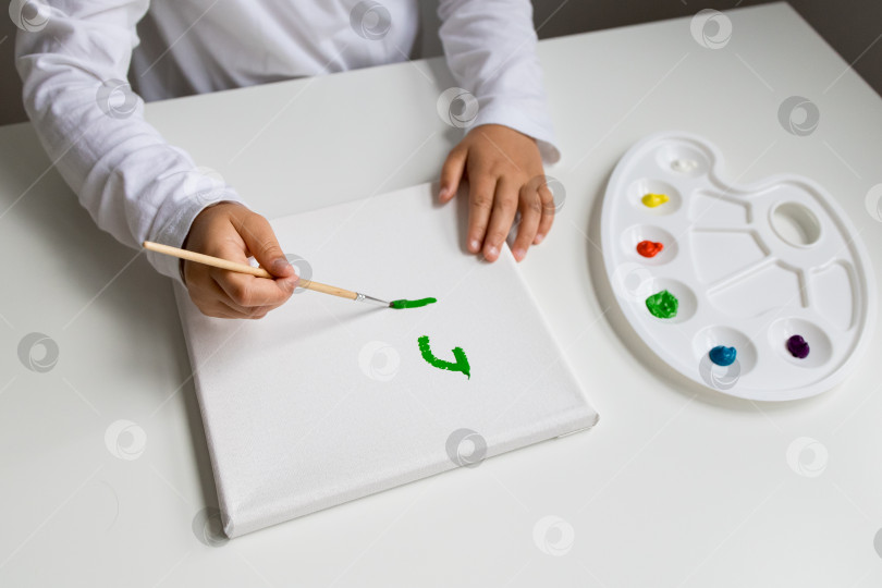 Скачать Детская картина зеленым мазком кисти на холсте с цветовой палитрой фотосток Ozero