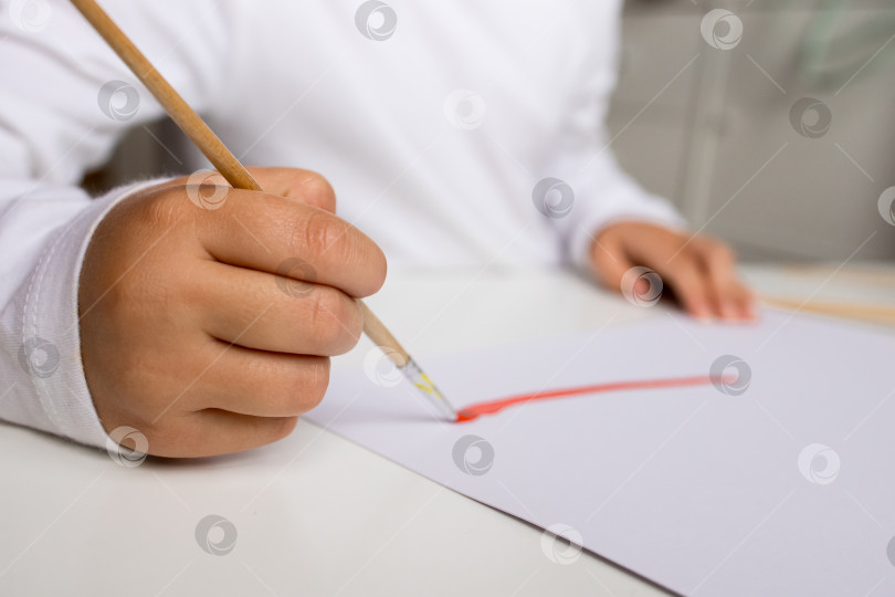 Скачать Крупным планом детская ручная роспись красной акварелью на белой бумаге фотосток Ozero