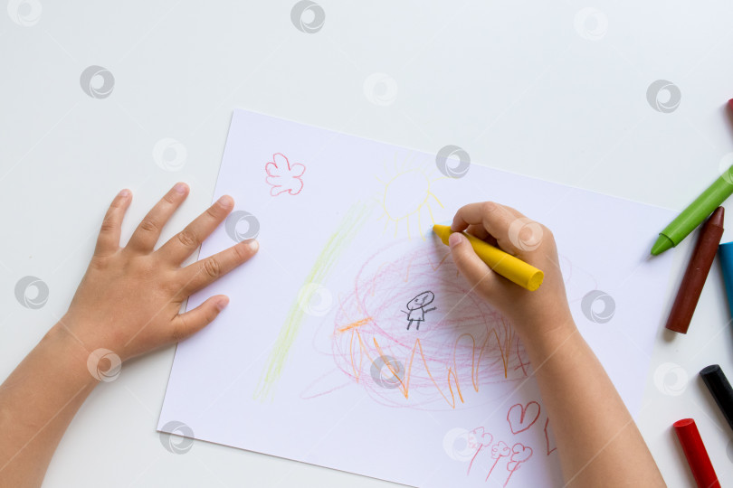 Скачать Детский рисунок. Юные рисовальщики раскрашивают мелками белую бумагу фотосток Ozero