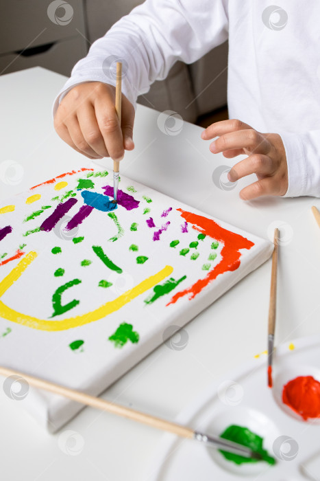 Скачать Детская картина яркими красками на холсте фотосток Ozero