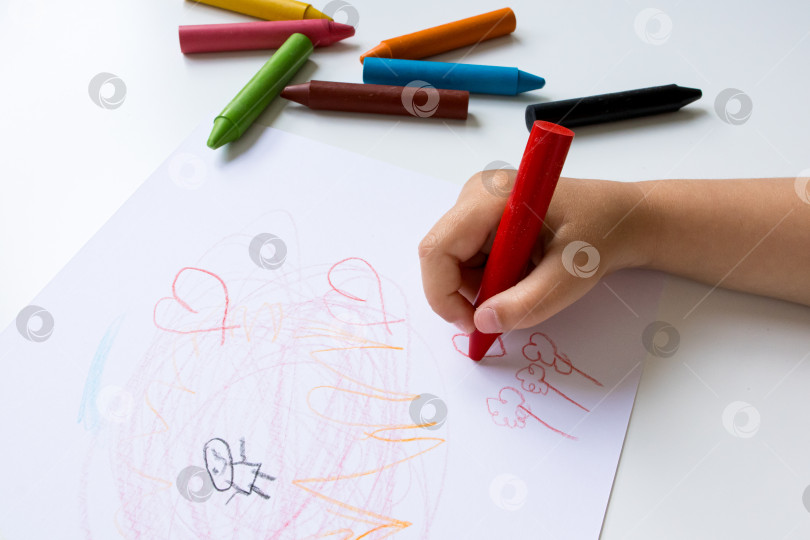 Скачать Рисование от руки мелками на белой бумаге. Творческое занятие фотосток Ozero