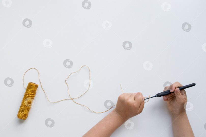 Скачать Детское вязание крючком из золотой пряжи. Мастер-класс по рукоделию для детей фотосток Ozero