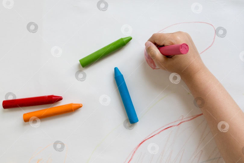 Скачать Детская раскраска яркими мелками на белой бумаге фотосток Ozero