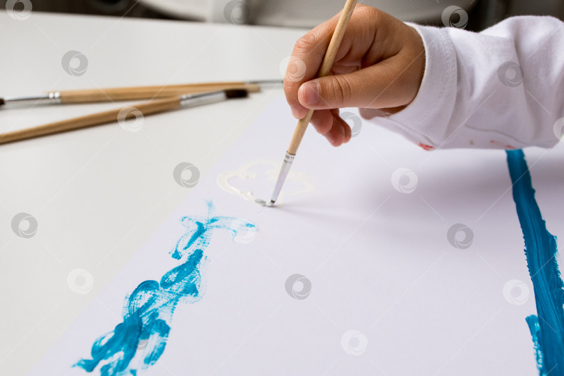 Скачать Детская картина кистью на белом холсте фотосток Ozero
