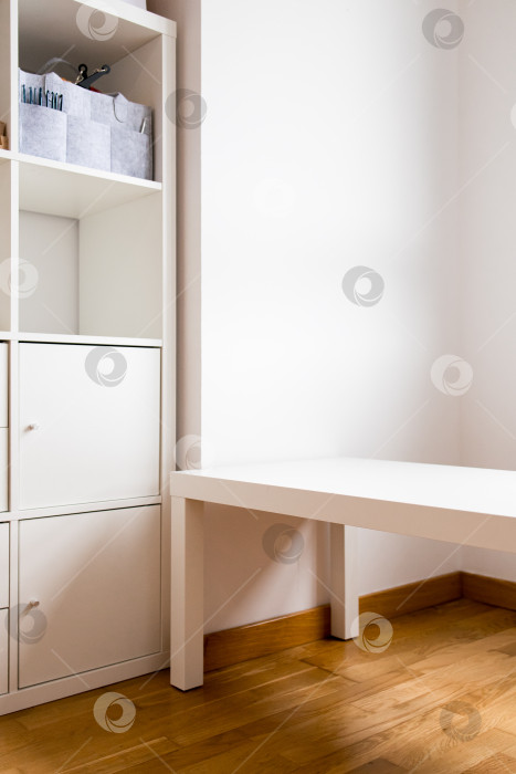 Скачать Минималистичная белая мебель в современном интерьере с деревянным полом фотосток Ozero