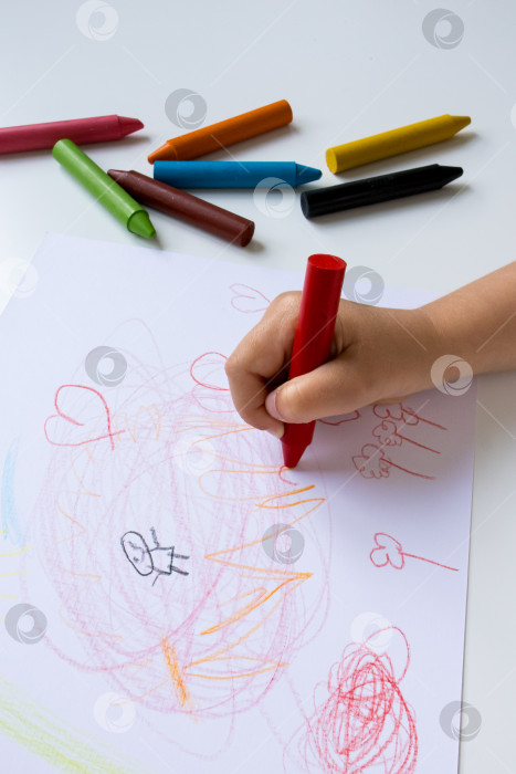 Скачать Детский рисунок от руки разноцветными мелками на белой бумаге фотосток Ozero